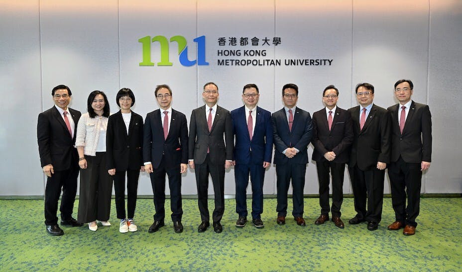 香港都會大學校長林群聲教授（左5）連同一眾副校長及學院院長會見傳媒合影留念。