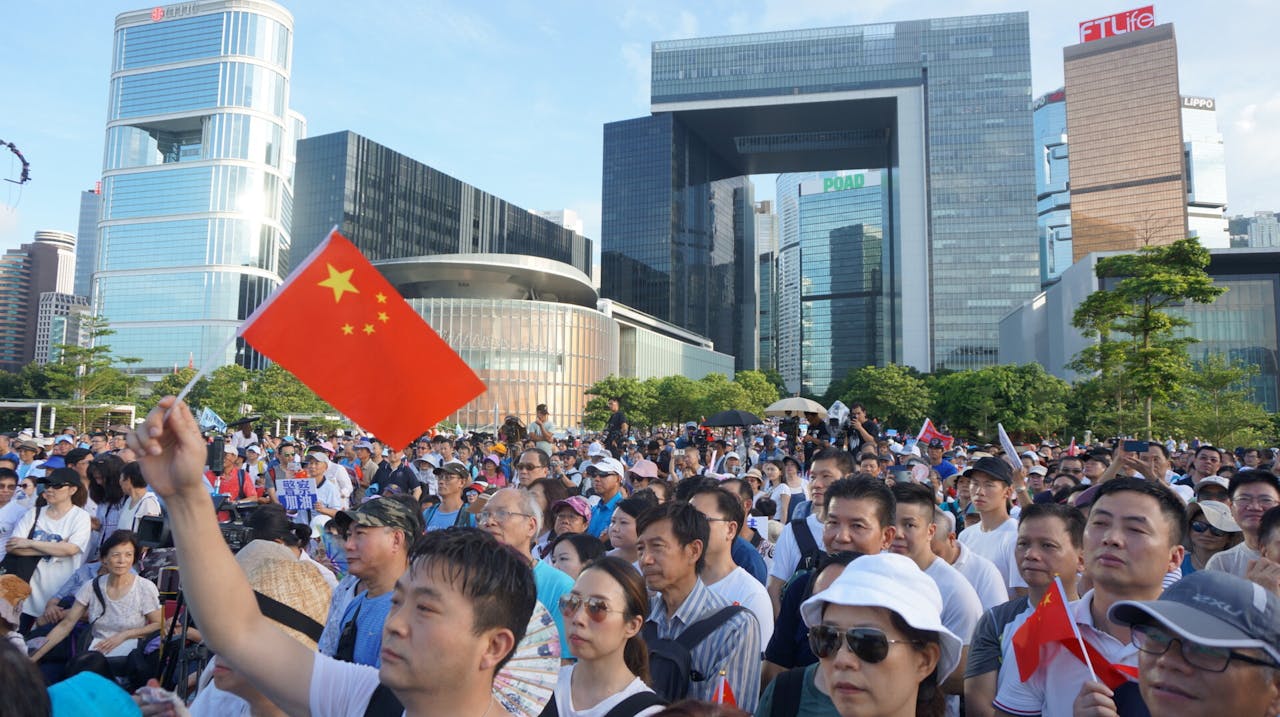 添馬公園聚集支持警方執法的市民。