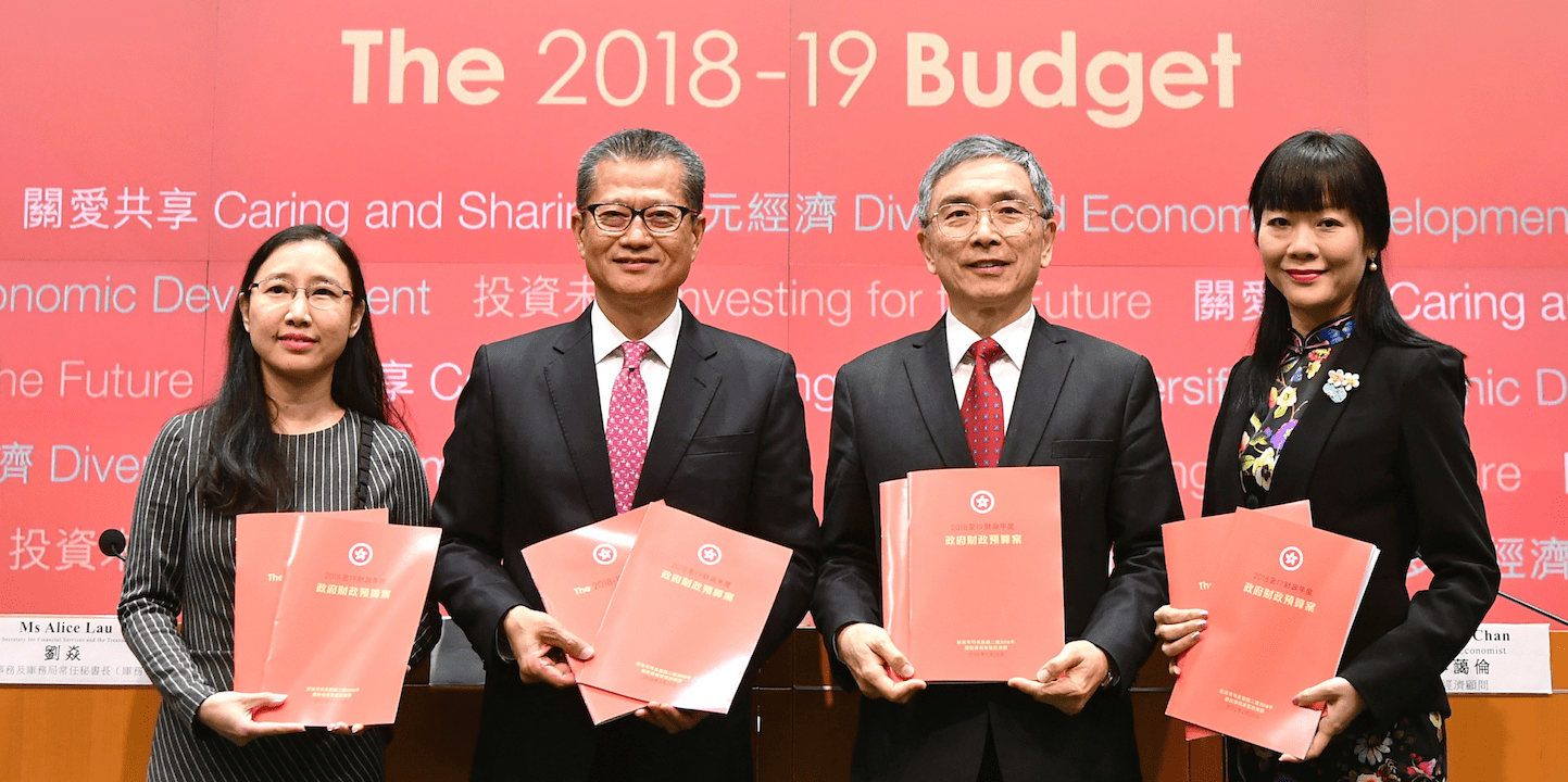 財政預算案公布今年度收支盈餘破紀錄達1380億元，政府將約4成盈餘直接或間接回饋市民，有評論認為出手已算不低。（亞新社）
