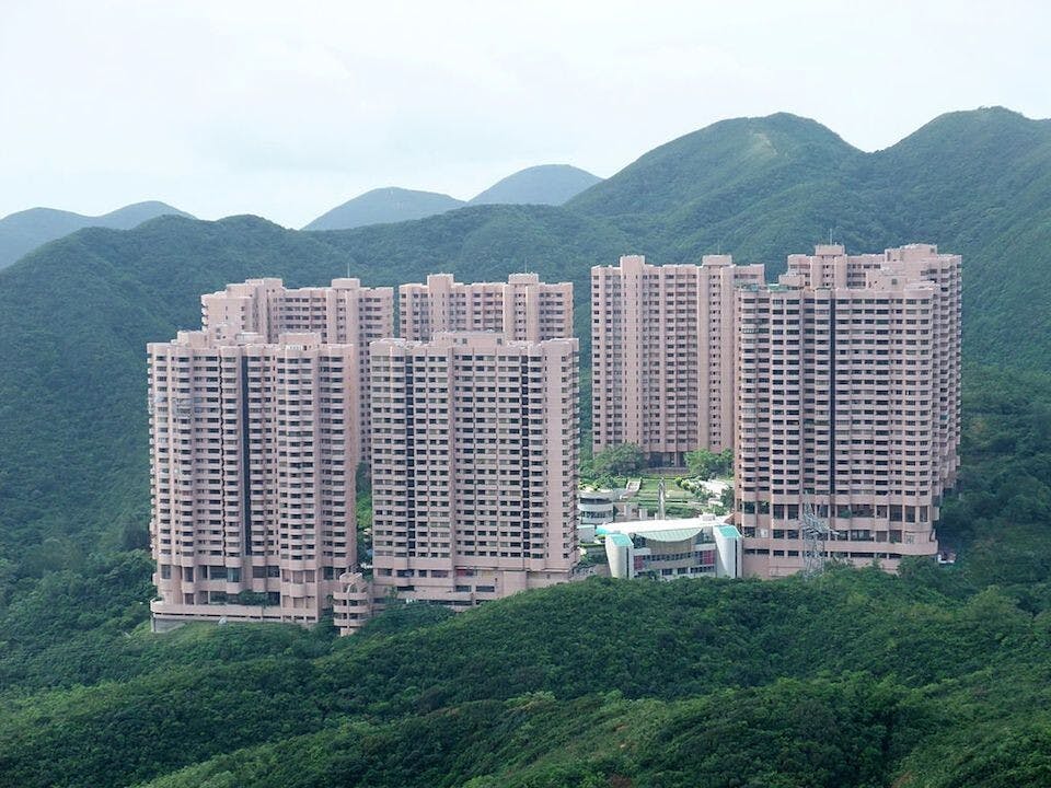如果有足夠購買力，是可以阻止樓價不合理地下跌，但很可惜，市場上的購買力已經被新樓吸乾。（Wikipedia Commons）