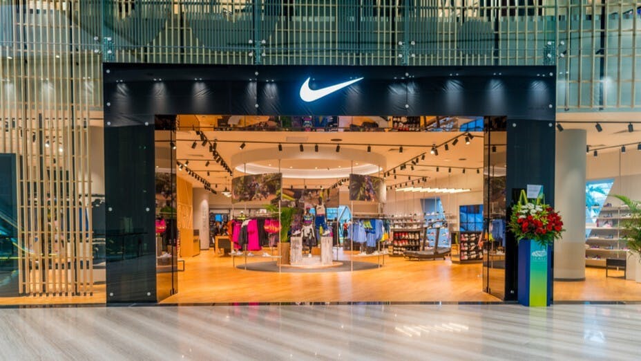 Nike去年2月至今，股價回報約為33%，屬不錯，但不算超班。（Shutterstock）
