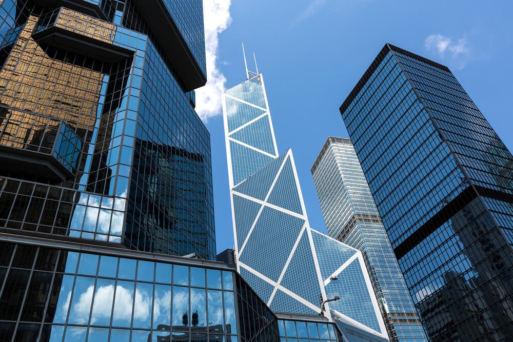 綜觀香港目前以服務業為主導的經濟結構而言，金融業發達始終是香港最大的優勢，但卻缺乏實業經濟的支持。（shutterstock）