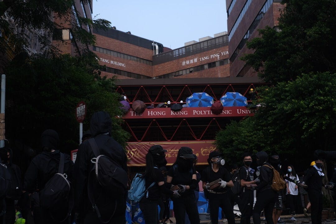 理大要求警方立刻派出一組危機處理人士與我們進入校園，尋求和平解決方法。（亞新社）