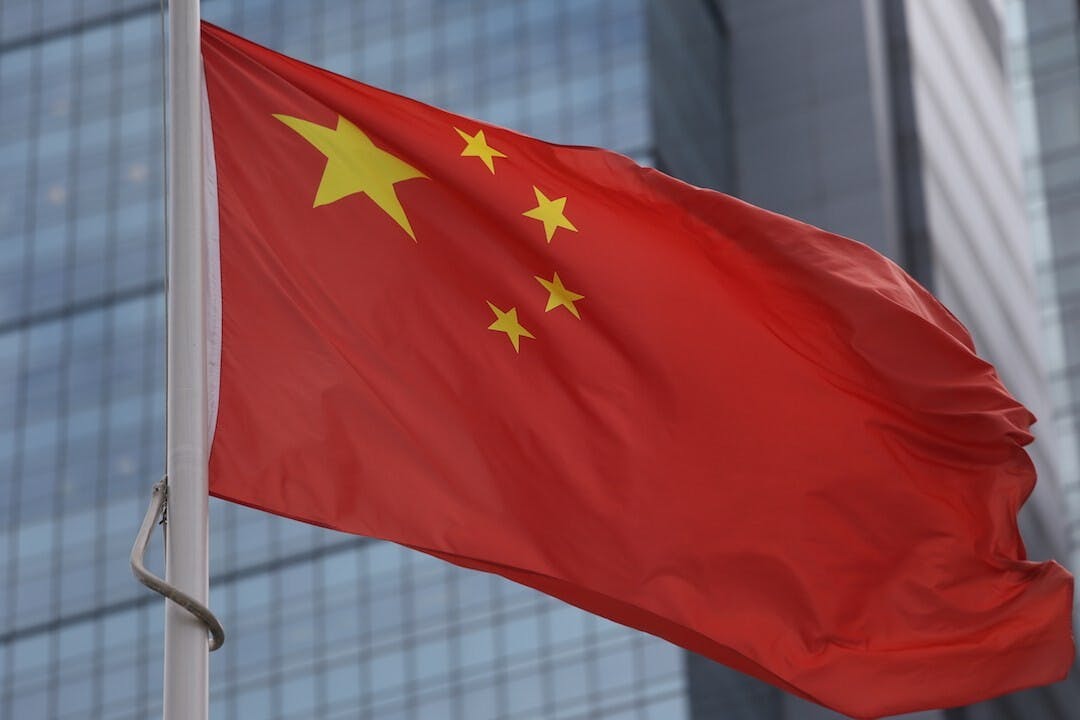 香港是崇洋重西愛美的社會，於今尤烈，哪些在香港高舉美國國旗的、大罵中國的，有無從川流不息的歷史長河裏，公公道道看「一國兩制」下的、今天的中國？（亞新社）