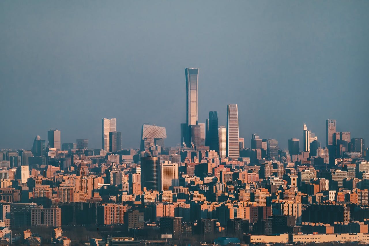 下屆政府須推進內地辦事處的角色，便利在內地生活工作的港人。（Unsplash）