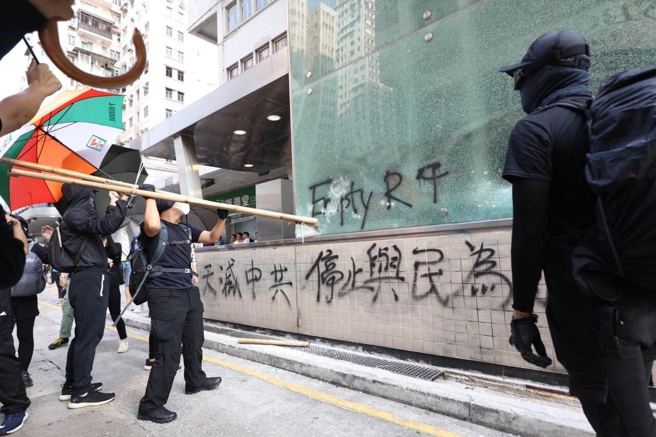 在學校、社會、家庭教育均有紕漏的情況下，價值觀的自然舉步為艱。（亞新社）
