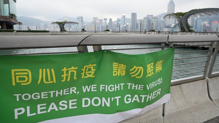 以香港現時比西方嚴，卻比內地鬆的防疫措施，攔不住Omicron的傳播。（Shutterstock）
