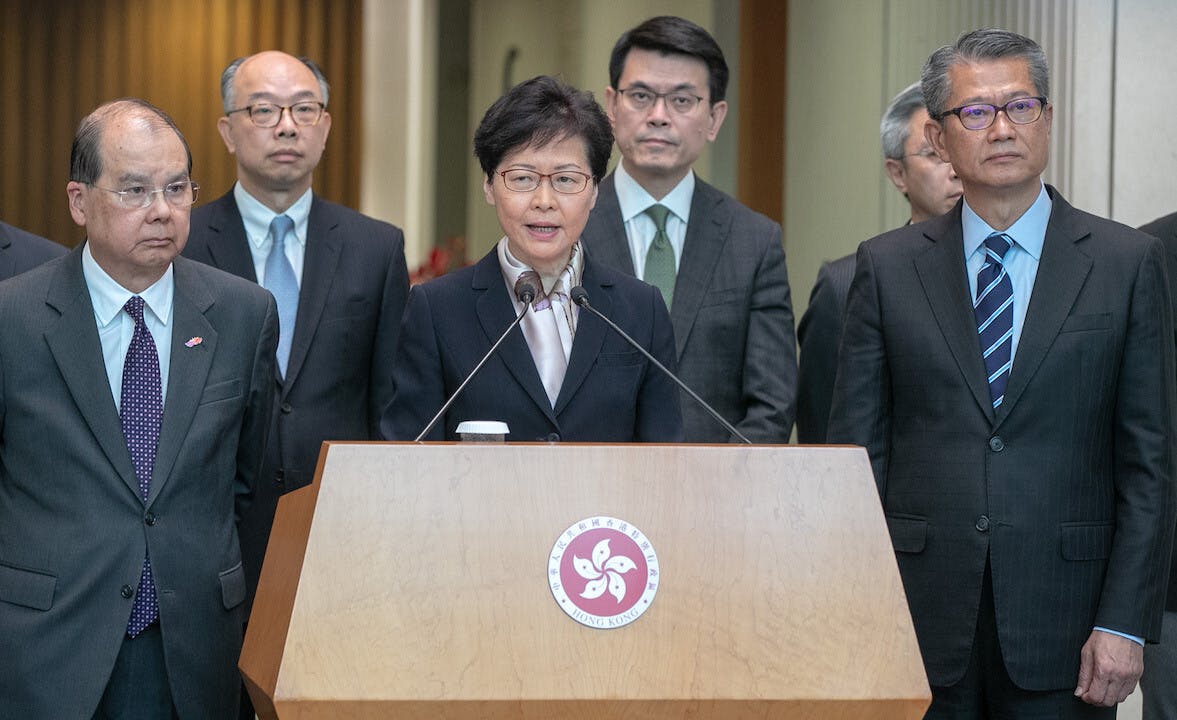 林鄭在記招告訴所有香港人，香港正面臨兩大危機，就是社會已很亂，以及經濟正在下滑，甚至即將出現衰退。（亞新社）