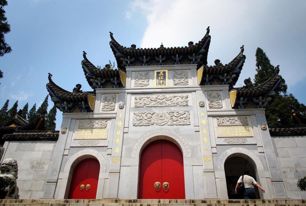 有時候參觀寺廟的遊客可能只是逛一逛，也許根本不是佛教徒，更不懂什麼禮節。（作者提供）