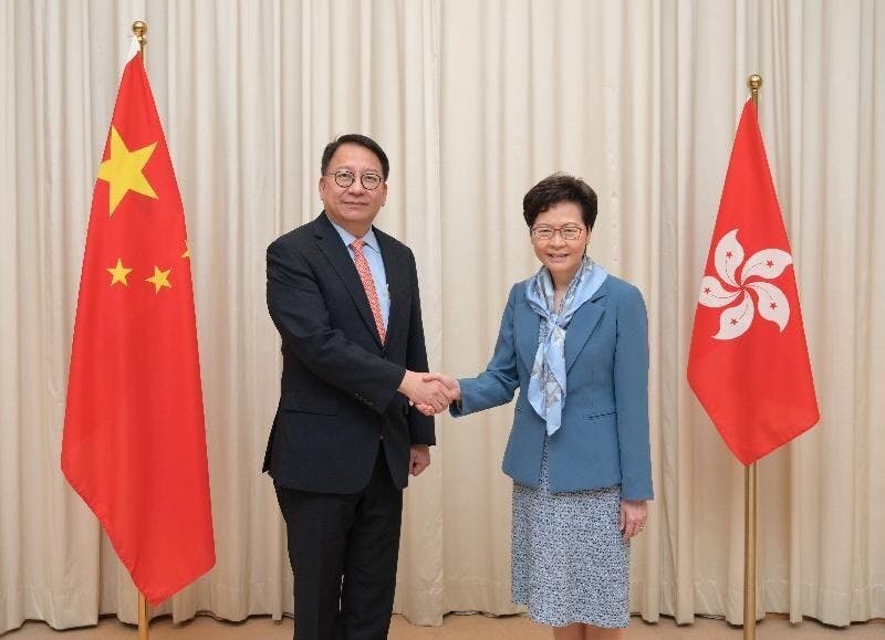 行政長官林鄭月娥（右）今日與香港特別行政區維護國家安全委員會秘書長陳國基（左）合照。（政府新聞處）