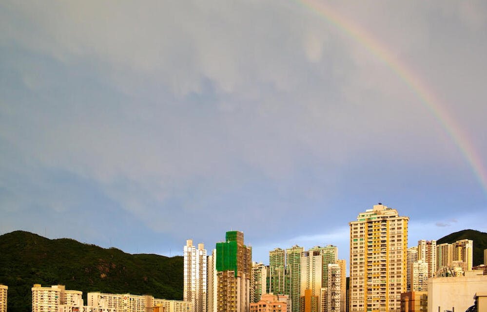 世界如此廣闊，各人有各人的生活和理想，故人未可忘，幾十年後，就憑那麼一點點的緣份，竟又再見面了。