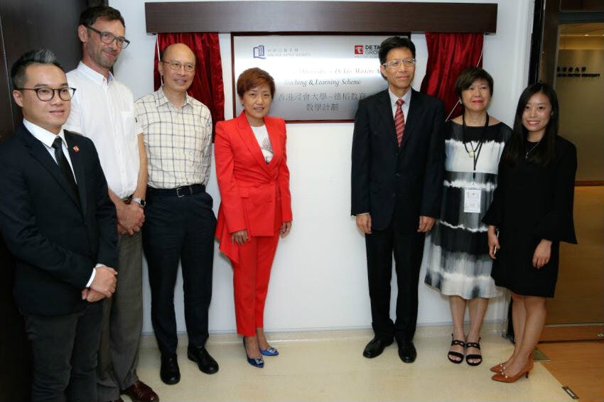 香港浸會大學副校長周偉立博士與德稻教育執行董事蔣嵐女士為「香港浸會大學──德稻教育教學計劃」主持揭牌儀式。