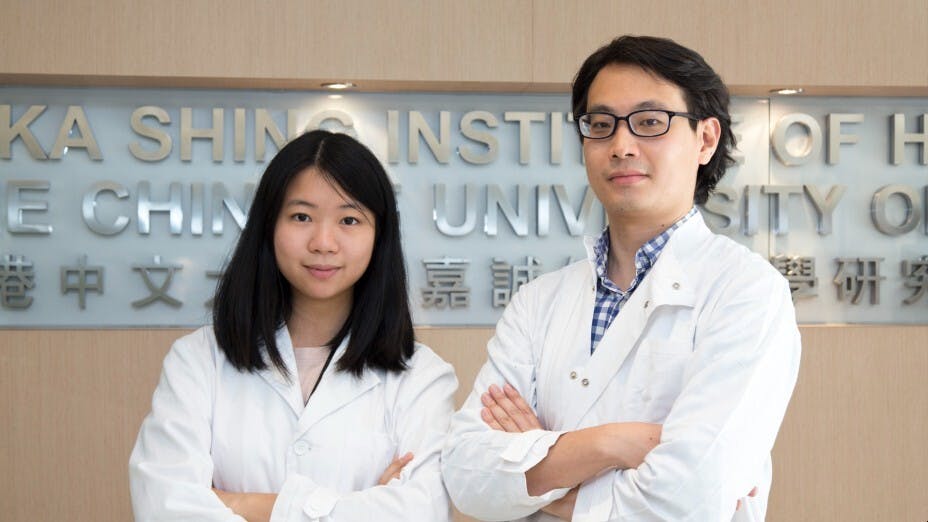 中大醫學院化學病理學系助理教授張栢恒教授（右）和研究第一作者、碩士研究生歐詠盈。（中大圖片）