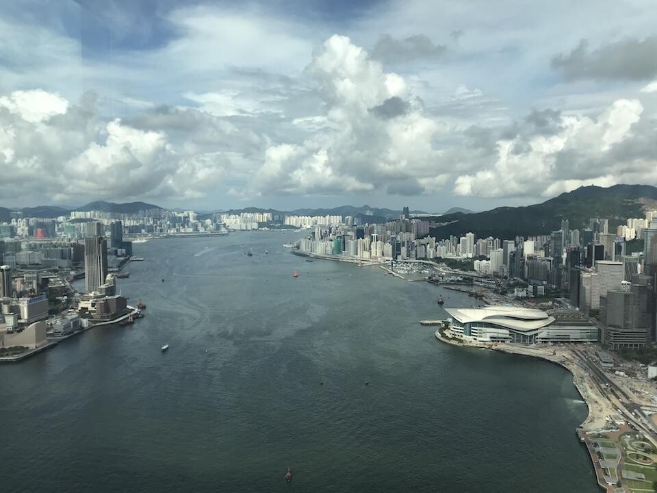 如果大幅削減單程證配額，何來人手大量增闢土地、興建房屋及發展新市鎮？（亞新社）