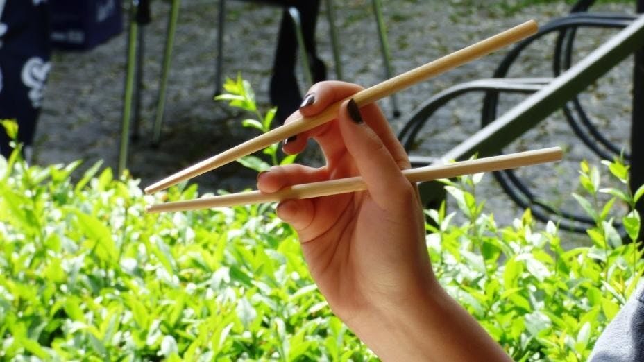 筷子的標準長度是七寸六分，代表人有七情六欲，以示與動物有本質的不同。（Pixabay）