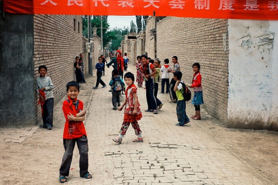 以國家至上、國家政策或愛國主義之名塑造的政治氛圍，只是藉以突出當權者的絕對權威，達致全民遵從、響應號召的社會氣氛，民眾難免有恐懼、無可奈何之感。（Shutterstock）