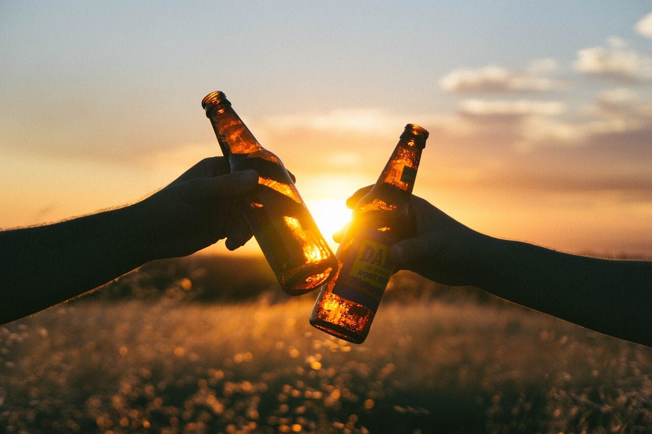 常言道：「老漢能活九十九，每天須飲一杯酒」。（Pixabay）