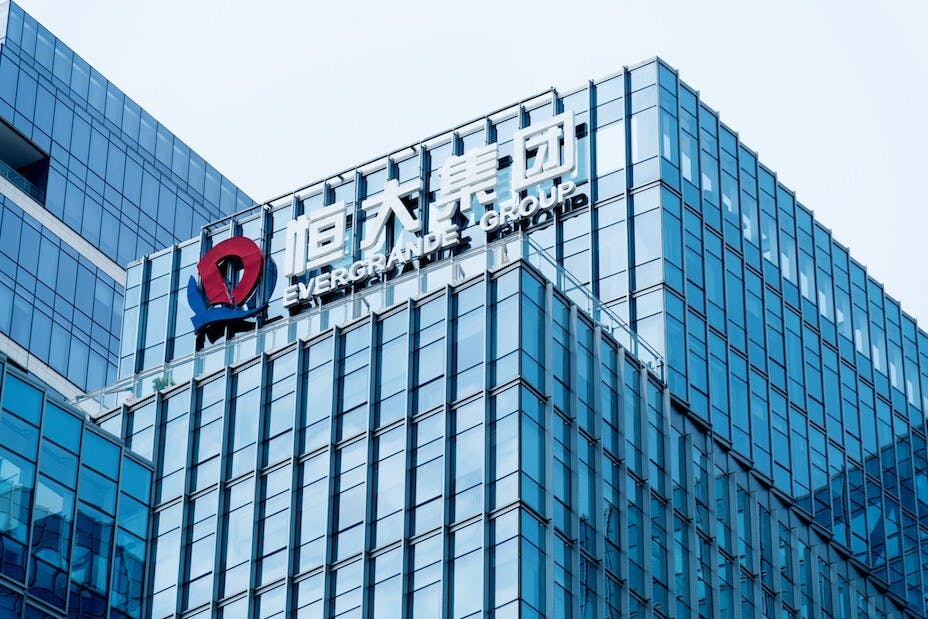 外媒形容，恒大一旦出事，影響程度不下於雷曼爆煲。（Shutterstock）