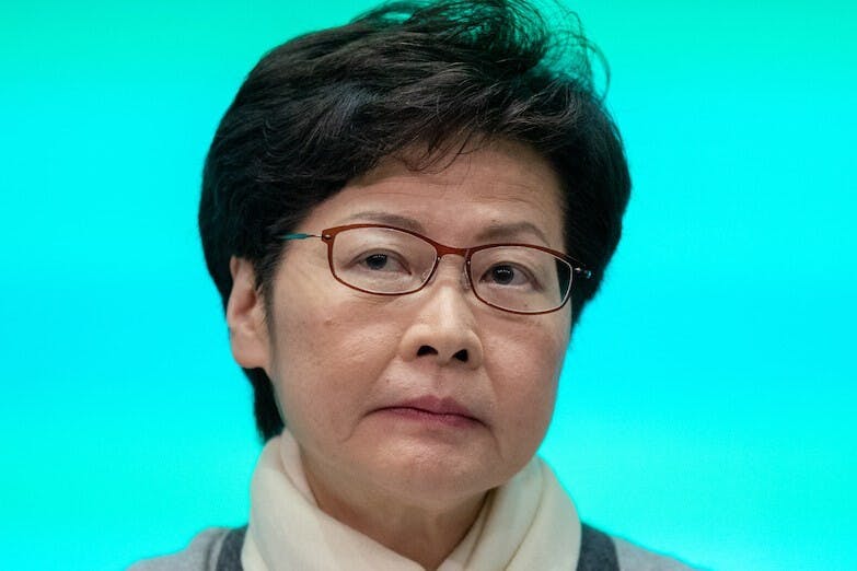 林鄭不僅是香港的詛咒，更是香港的悲劇。如果她有良心，即使習近平不讓她辭職，她也應該自動辭職。（亞新社）