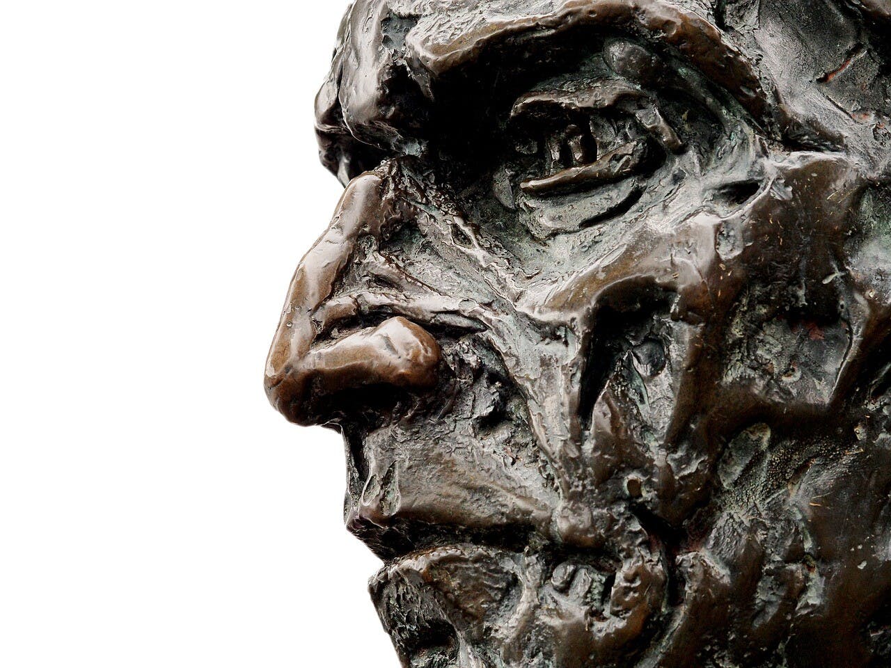 春季肝火熾盛，夏季身體燥熱，亦會出現鼻出血。（Pixabay）