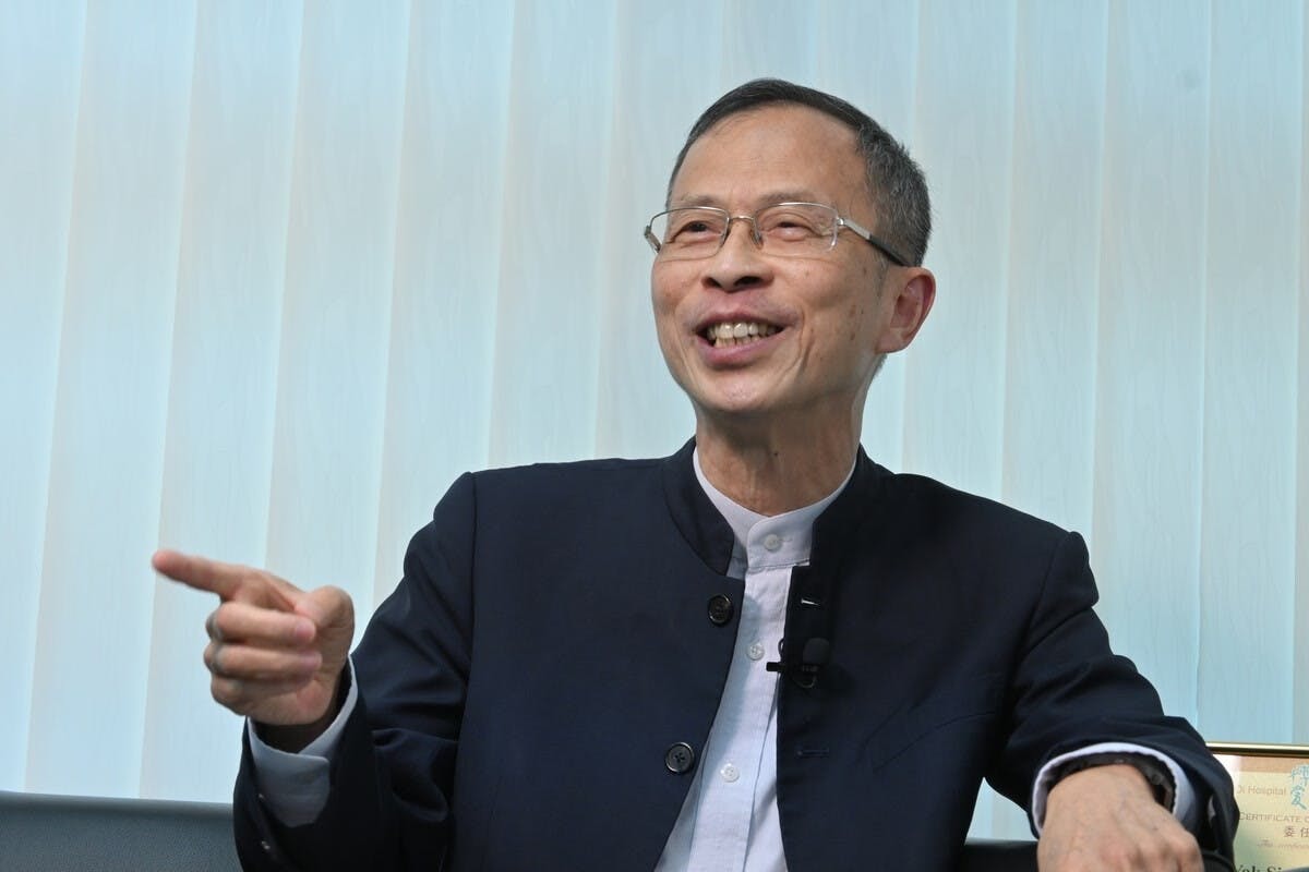 曾鈺成憶述，公屋有一位大叔原來是政治部人員。