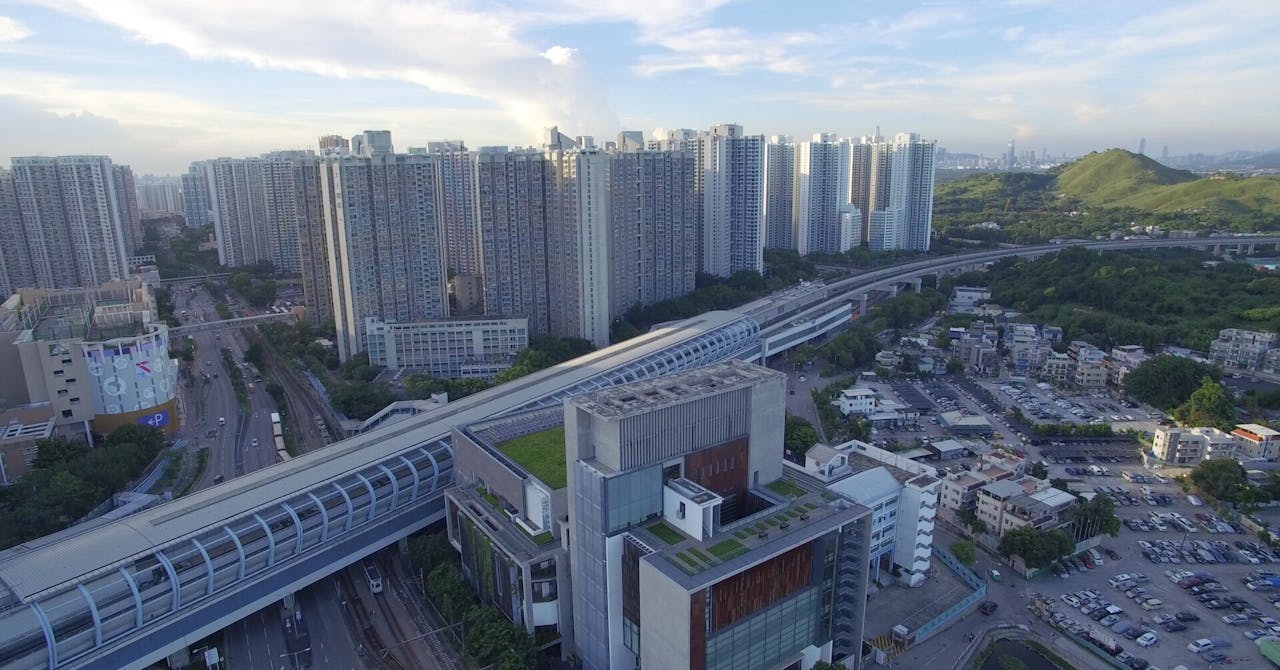 本地樓市在過去七、八年急速升溫，樓價已升至一般家庭難以負擔了。（亞新社）