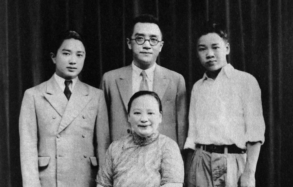 胡適家庭合照，後排左起：胡祖望、胡適、胡思杜。前坐者為胡適夫人江冬秀女士。（三聯書店）