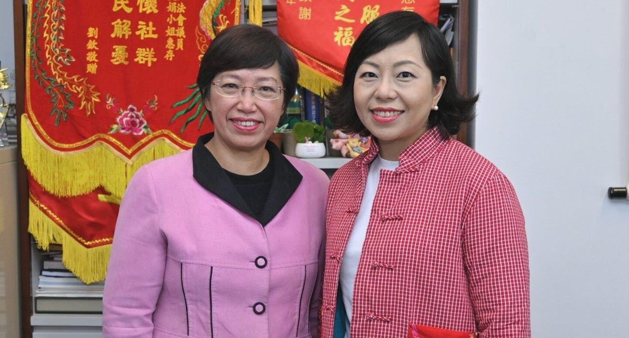 亞太法律協會會長鄺家賢律師（左）訪問立法會議員麥美娟。