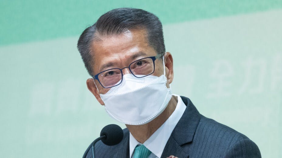 財政司司長陳茂波表示，隨着港美息差擴闊，可預期會有資金流出香港，但強調銀行體系結餘仍有2800多億元，緩衝強勁。（亞新社）