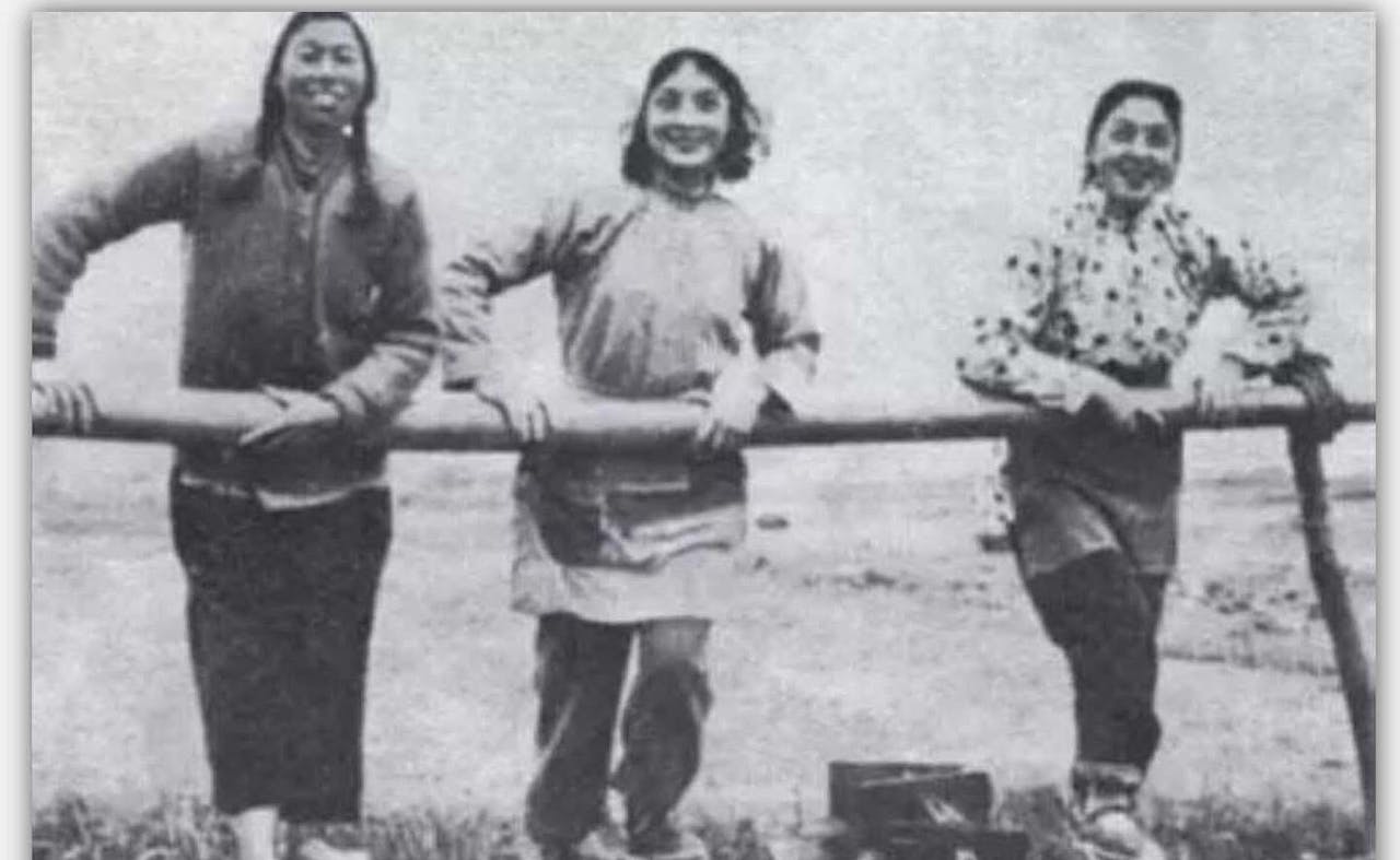 王丹鳳（中）、上官雲珠（右）與農民（左）一起踩水車灌田，1958。
