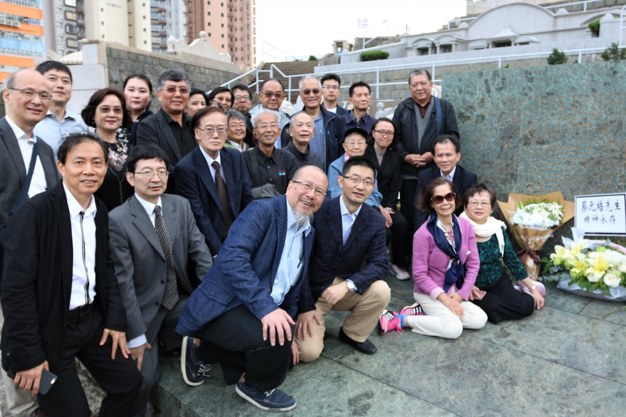 蔡元培後人蔡英多、蔡磊砢（第二排左五及右三）、北大校友和各界名人，本月５日為蔡元培先生掃墓。