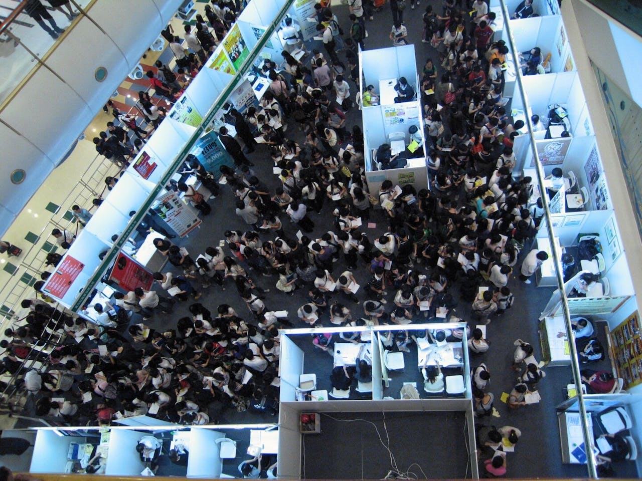 本地勞動力短缺問題有兩大特質，要轉危為機，必需精確制訂有效政策。（亞新社）