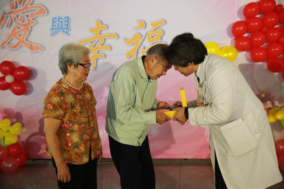 器官移植勸募中心主任李明哲代表團隊致贈感謝器官捐贈者家屬的無私大愛。