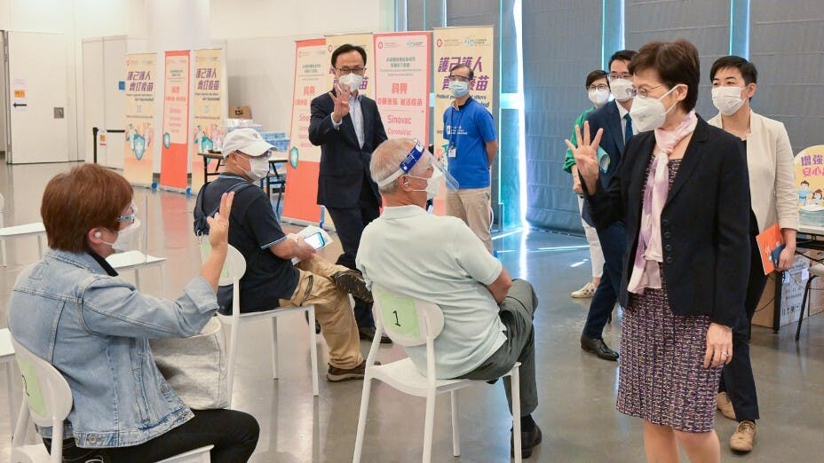 行政長官林鄭月娥（前右）曾表示，新冠陽性個案回落至3位數，會結束早上例行的行政長官記者會。（政府新聞處圖片）