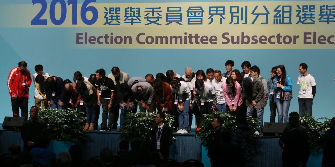 行政長官與立法會主席需要共同商討，搭建木人巷磨練選委會界別議員。（亞新社）