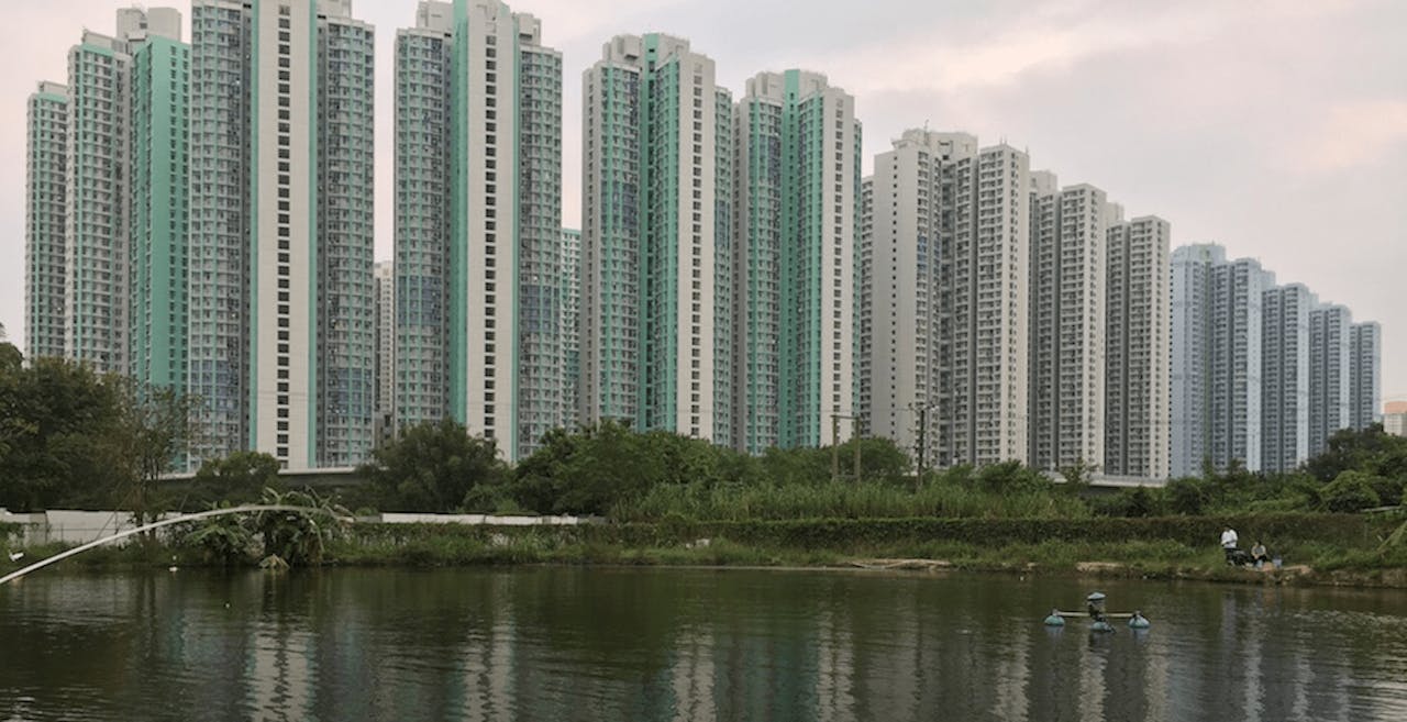 處理土地事務的委員會主要由測量師組成，沒人對經濟大勢作專業判斷，應增加公眾人士和學者參與，可減少公眾的質疑。（亞新社）