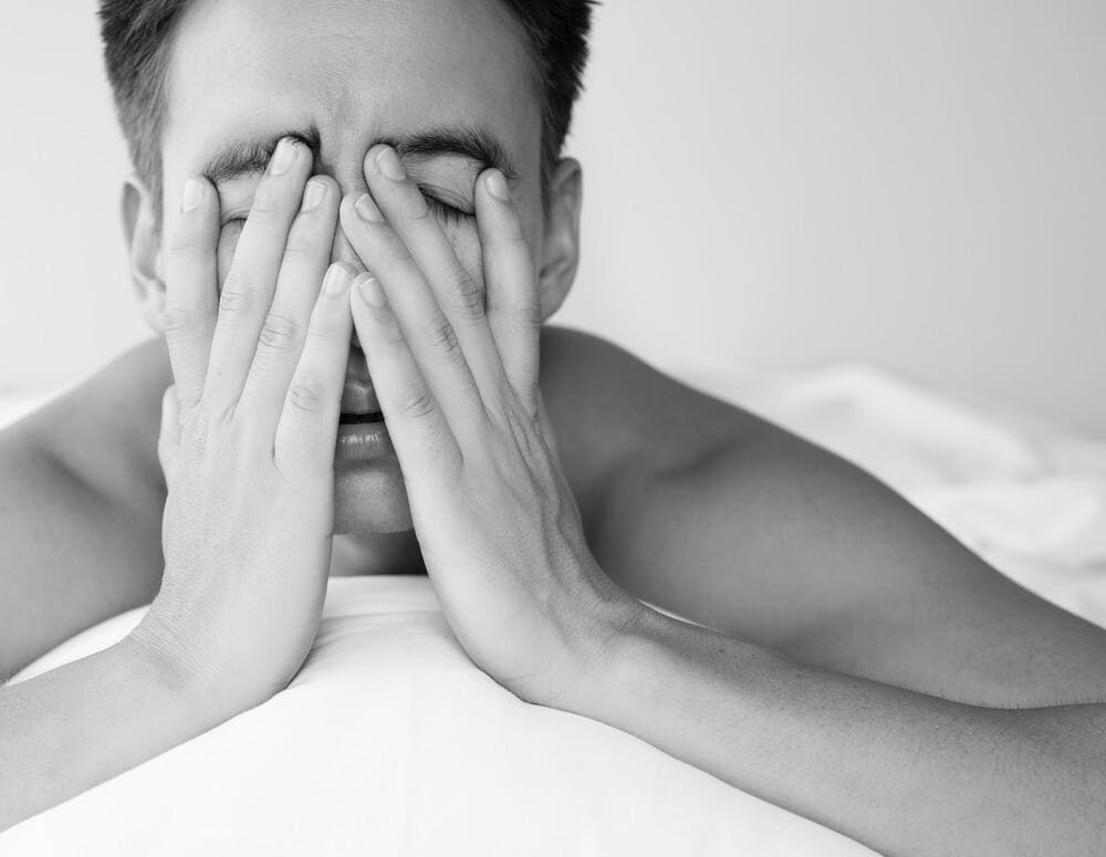 人在極度疲勞時會「微睡眠」，即眼皮會不自覺地暫時閉上1到30秒。（shutterstock）