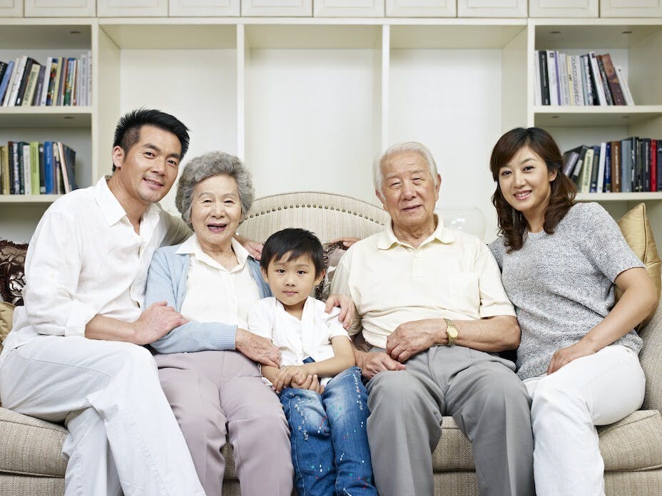 人如果能先圓滿家庭，對父母盡孝，夫妻之間保有忠誠，把子女教育好，時時鼓勵家人去關心社會人群，這就是菩薩的智慧。（Shutterstock）
