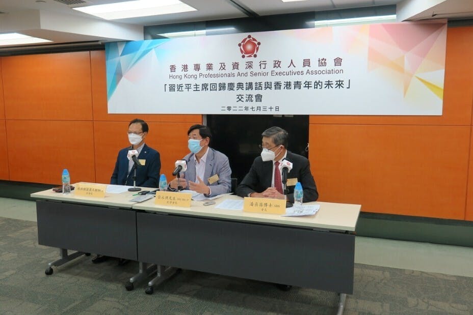 專資會創會會長容永祺（中）、會長潘燊昌（右）、前會長陳紹雄（左）主持是次交流會。