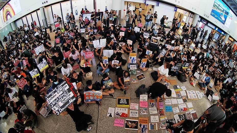 遊客抵香港機場受數百抗議者歡迎 Tourists at HKIA Greeted by Hundreds of Protesters