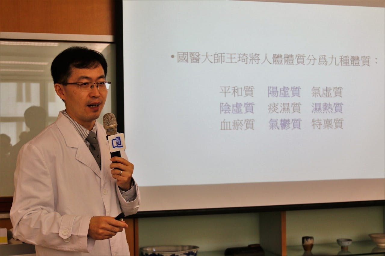 楊君軍博士為浸大中醫「大夫信箱」平台其中一位解答疑難的中醫師。（灼見名家圖片）