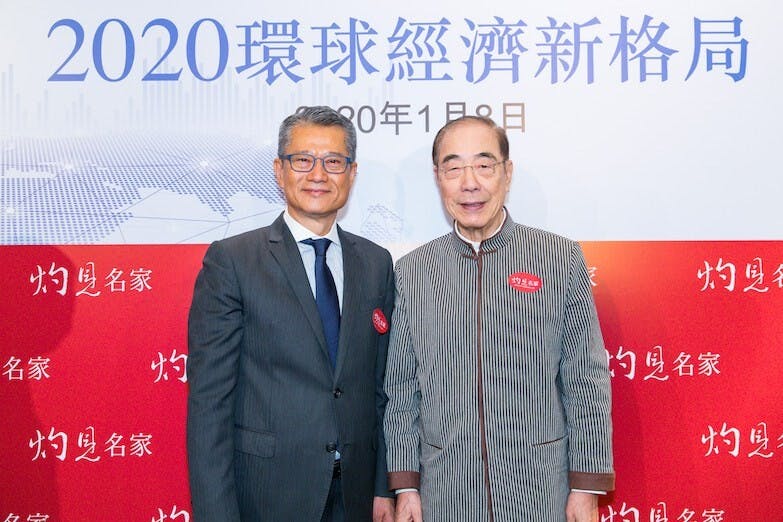 楊孫西（右）早前出席灼見名家第二屆財經峰會，左為財政司司長陳茂波。（灼見名家圖片）