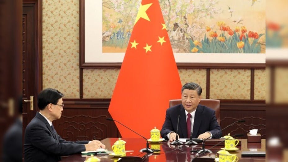 行政長官李家超（左）向國家主席習近平述職。（中國政府網）