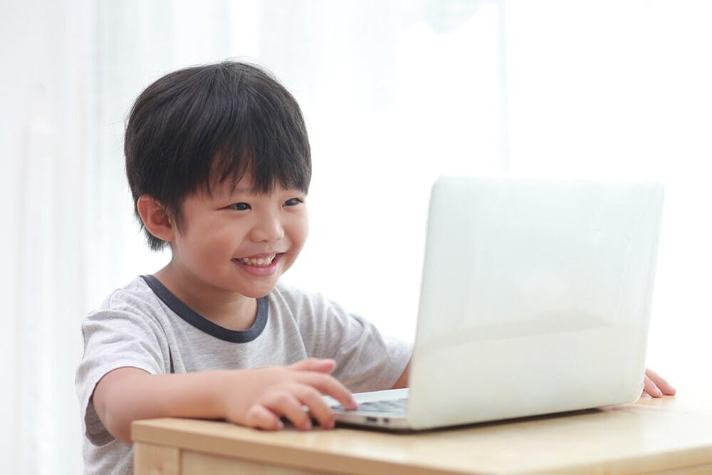 停課期間，我和老師們都有給家長打陽光電話。家長們都毫不掩飾地告訴我們，孩子在家沒有紀律。（Shutterstock）