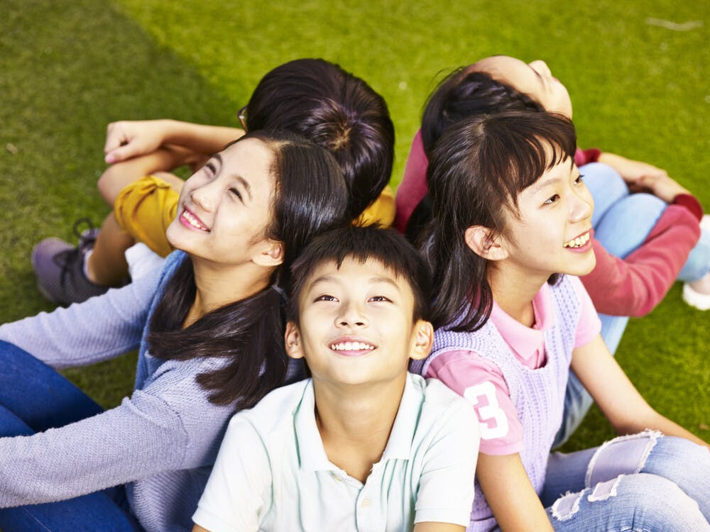 學童由青少年成長至成人階段，其生活滿意度持續下降。（Shutterstock）