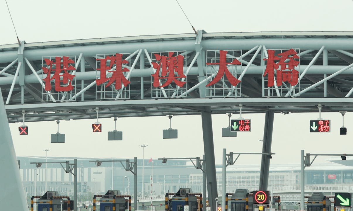 香港及珠海兩地機場的功能整合，將能充分發揮港珠澳大橋的先進技術，優化大橋的通行能力，以及彰顯大橋對帶動「大灣區」的人流、物流的重要功能。（亞新社）