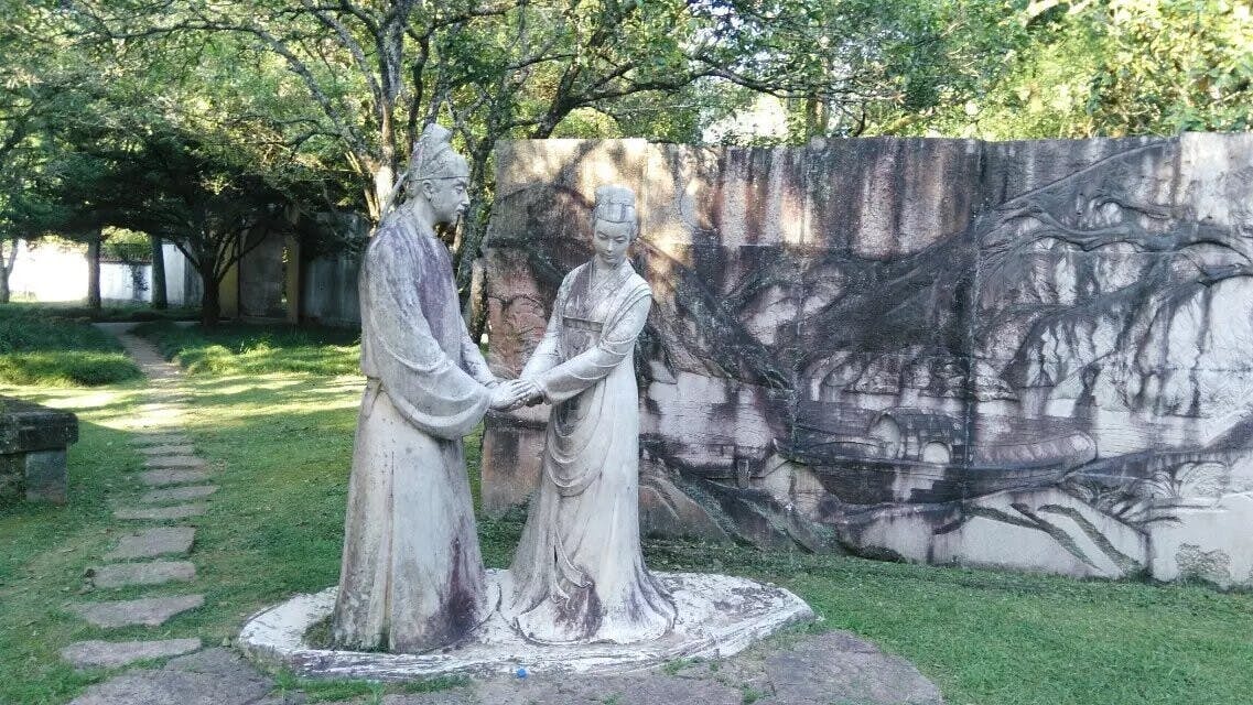 據說柳永晚年窮愁潦倒，一貧如洗。當時勾欄姊妹集資營葬，死後定時祭奠，稱為「弔柳會」。（Wikimedia Commons）