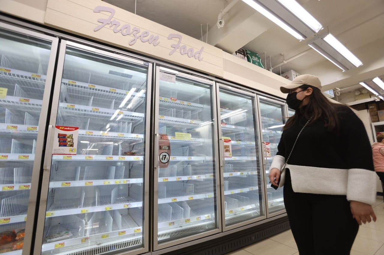 「禁足」之說網上瘋傳，超市急凍食品被市民搶購一空。（亞新社）