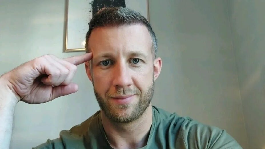 曾是英國海軍陸戰隊成員的Trickett在離家不遠的公園裏死亡，英國暫時列為「死因不明」。（Facebook圖片）