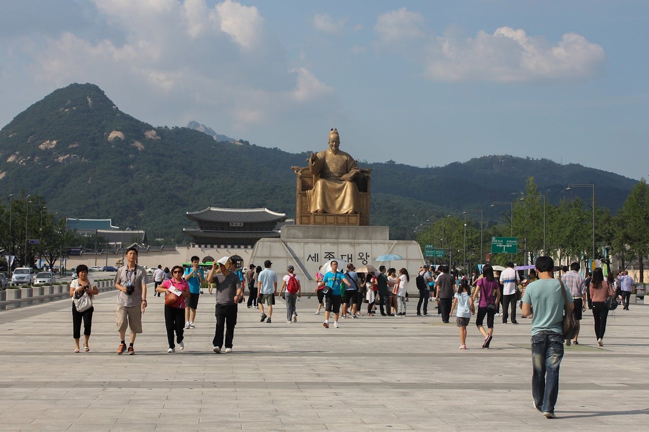 中國人在外國，應當保持友善與謙虛的態度。讓當地的居民歡迎和敬佩。（Pixabay）